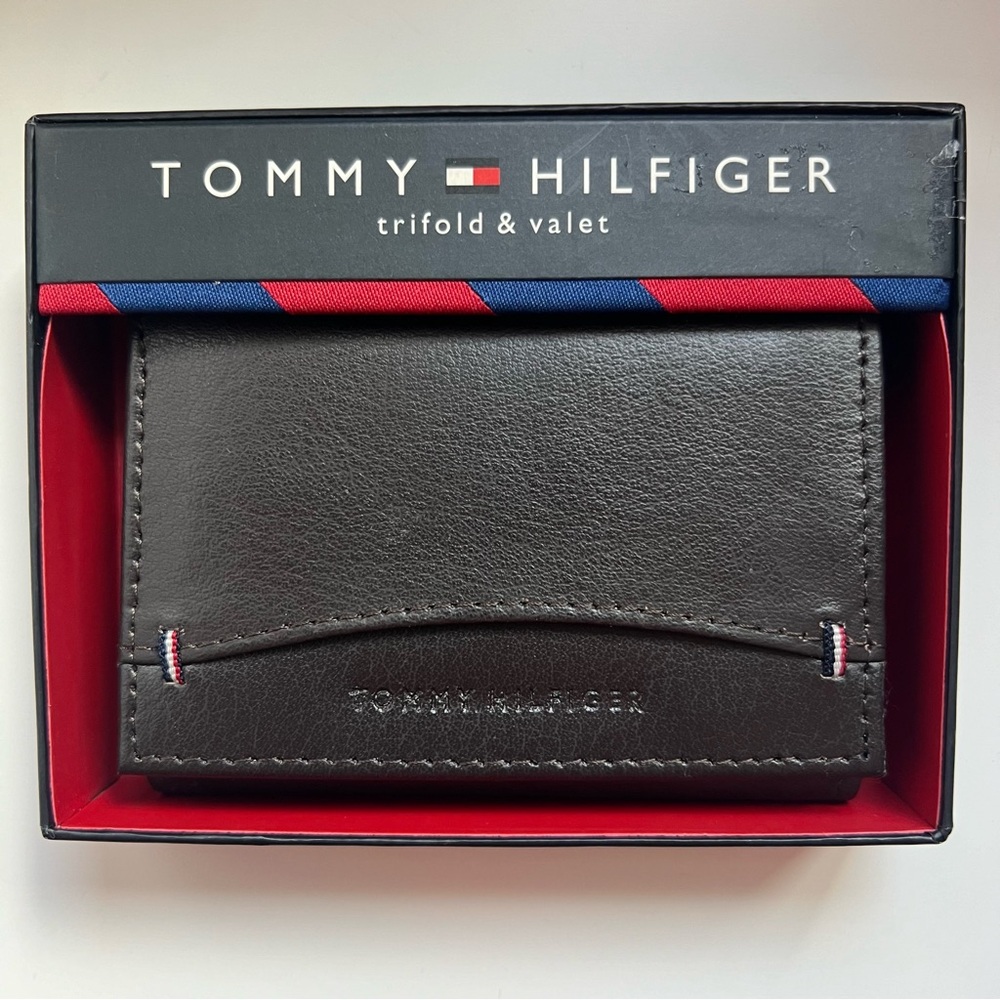 NWT Men’s Tommy Hilfiger brown trifold & valet wallet